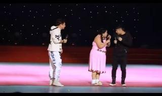 二人转中小黄飞唱的粤语歌叫什么 小黄飞搞笑二人转